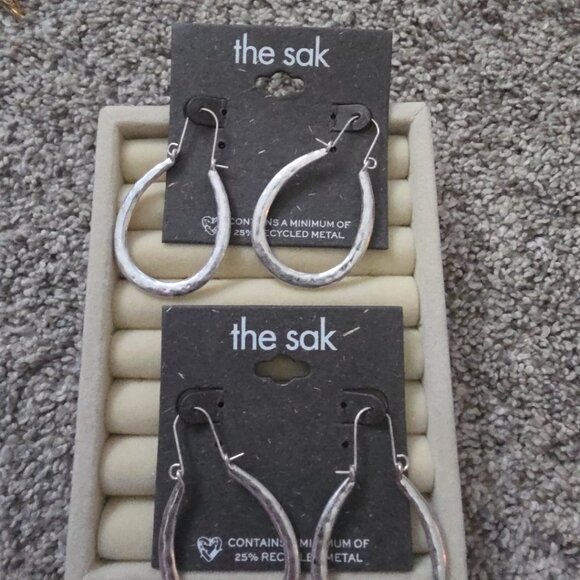 43 Pairs of vintage to Modern pierced and clip back earrings - Picture 5 of 6